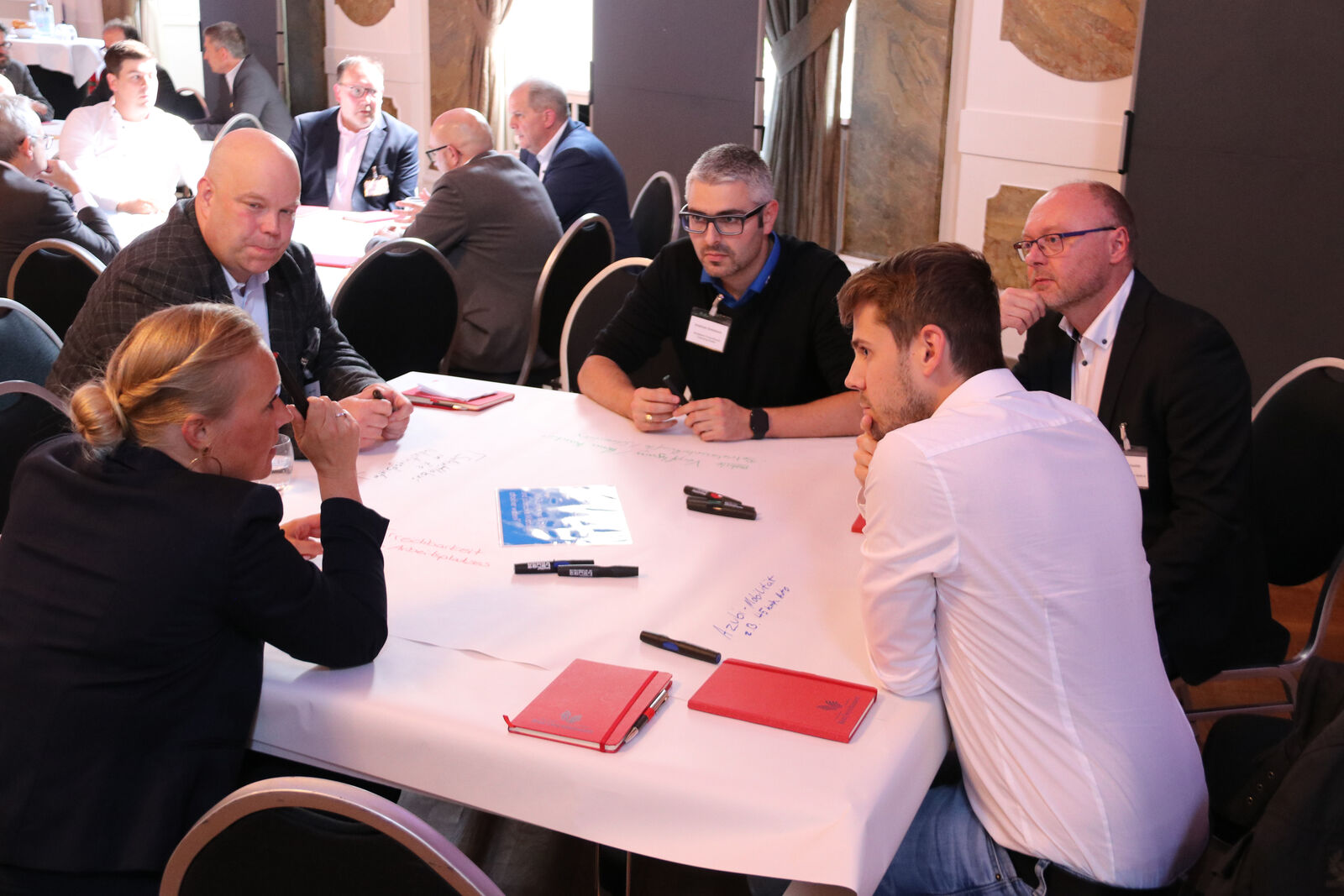 Gemeinsame Ideenarbeit an den World-Café-Tischen
